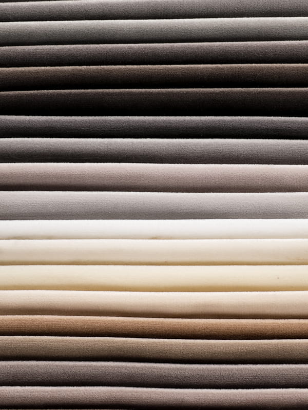 Pávová pohovka matná zamatová tkanina